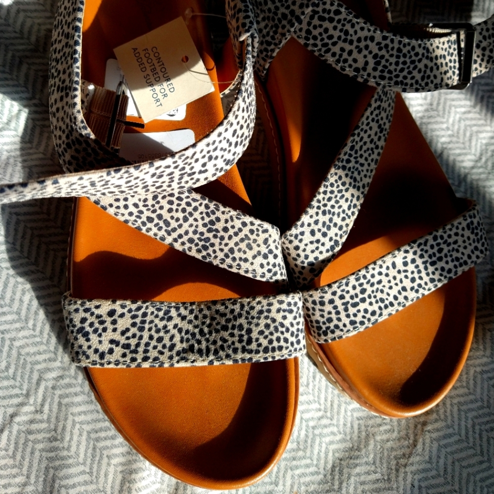 NWT neutral sandals